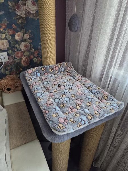 Килимок лежанка для котів і собак плюшевий м&rsquo;який теплий матрацик 49&times;34 см сірий з лапками (LAPKI-S) фото