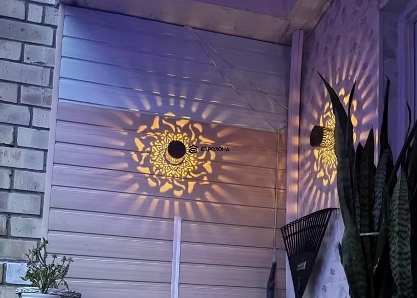 Садовий світильник на сонячній батареї з ажурним візерунком декоративний вуличний ліхтар для саду, паркану й тераси IPX4 8.5&times;8.2 см чорний (Lig-1) фото